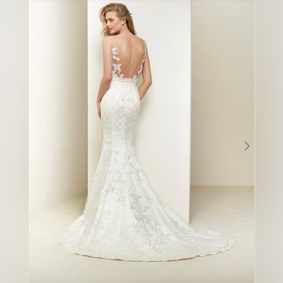 👰‍♀️ Pronovias Dralia Wedding Dress – Size 8 - with veil - Picture 4 of 11
